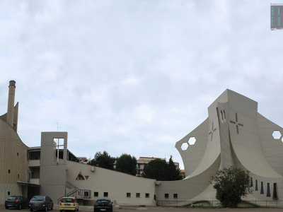 Il tempio si presenta come una sorta di �tenda� alta 20 metri con sommit� quadrata ma con una base cruciforme di cui una parte si estende verso ovest. L�aula liturgica vera e propria � una delle poche architetture in cemento armato a Bari che non si reggono grazie al classico sistema a pilastri ma sta in piedi per l�equilibrio generato dalla geometria stessa dello stabile